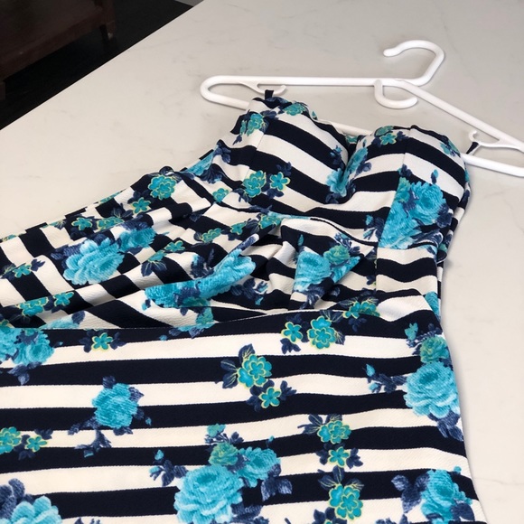 Long strapless white and blue beach dress. - Picture 2 of 3